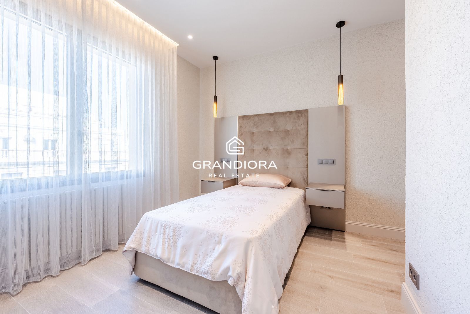 Exclusivo piso de lujo reformado a estrenar en la última planta de una emblemática finca regia junto a Passeig de Gràcia. - Imagen 21