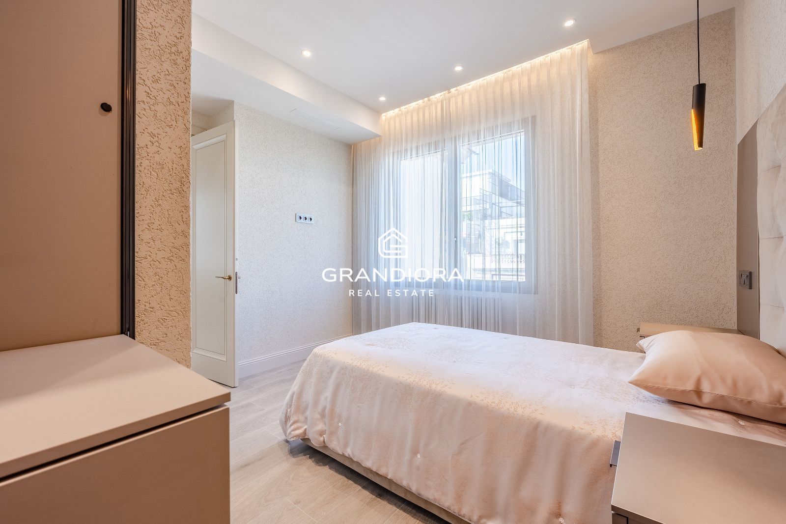 Exclusivo piso de lujo reformado a estrenar en la última planta de una emblemática finca regia junto a Passeig de Gràcia. - Imagen 22