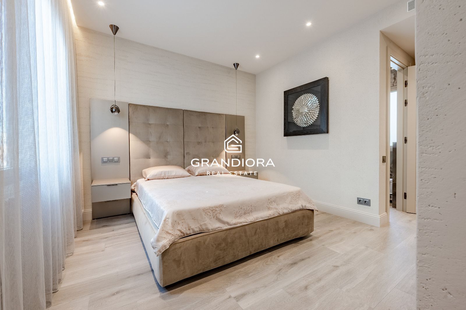 Exclusivo piso de lujo reformado a estrenar en la última planta de una emblemática finca regia junto a Passeig de Gràcia. - Imagen 25