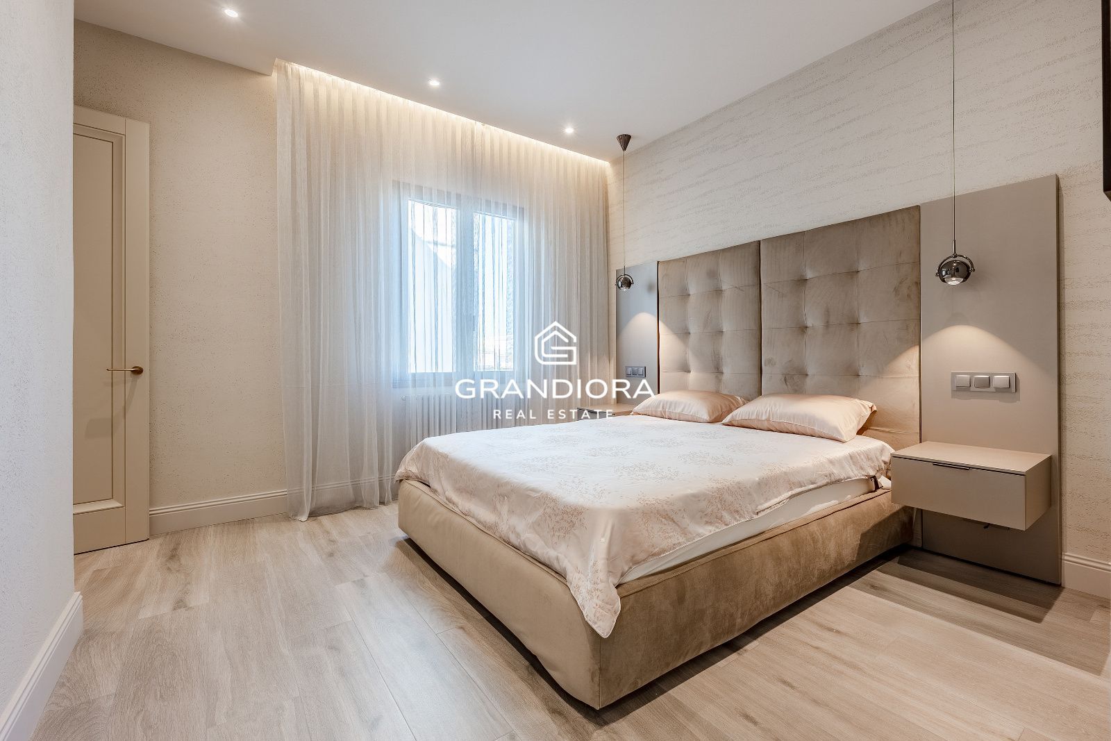 Exclusivo piso de lujo reformado a estrenar en la última planta de una emblemática finca regia junto a Passeig de Gràcia. - Imagen 27