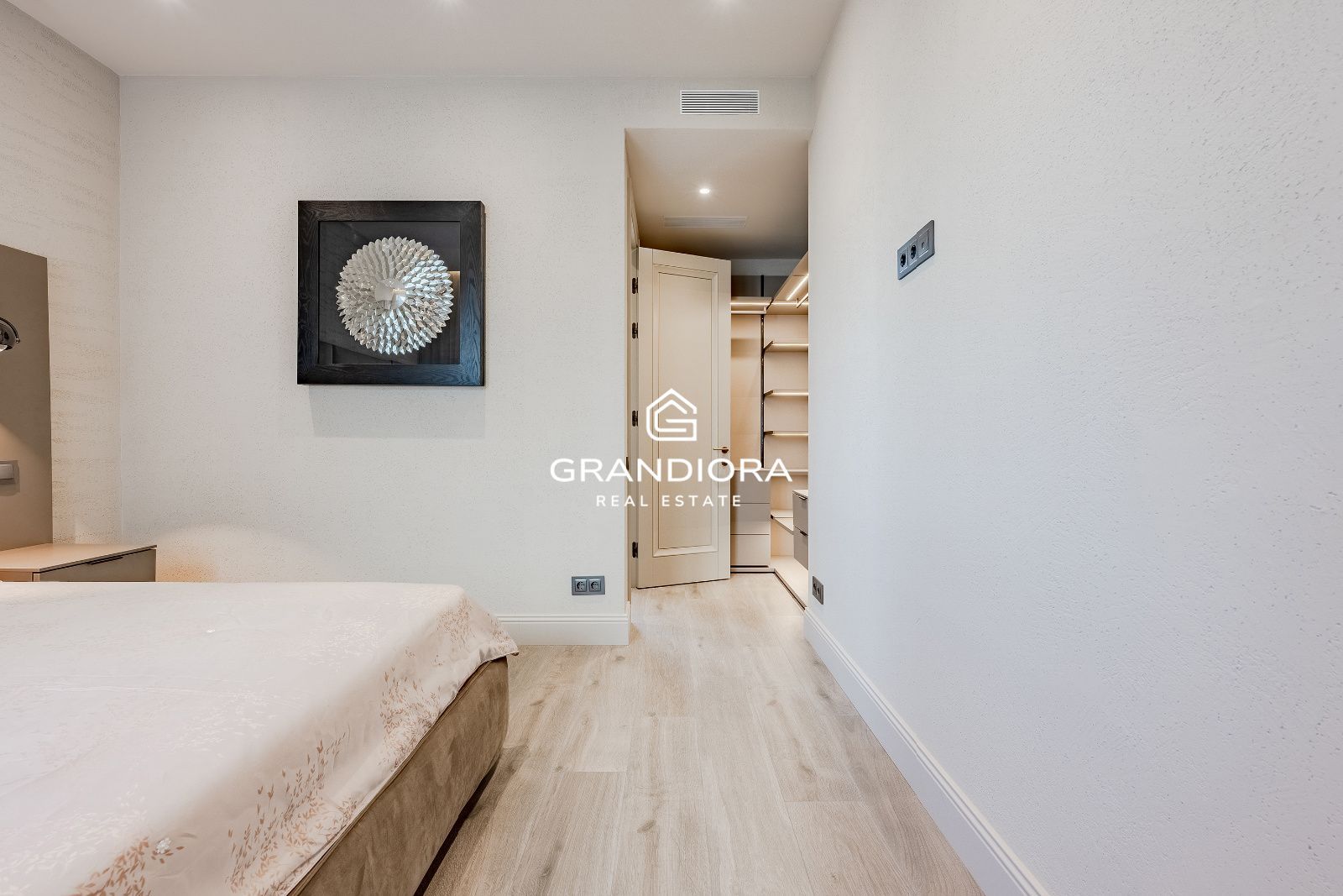 Exclusivo piso de lujo reformado a estrenar en la última planta de una emblemática finca regia junto a Passeig de Gràcia. - Imagen 28