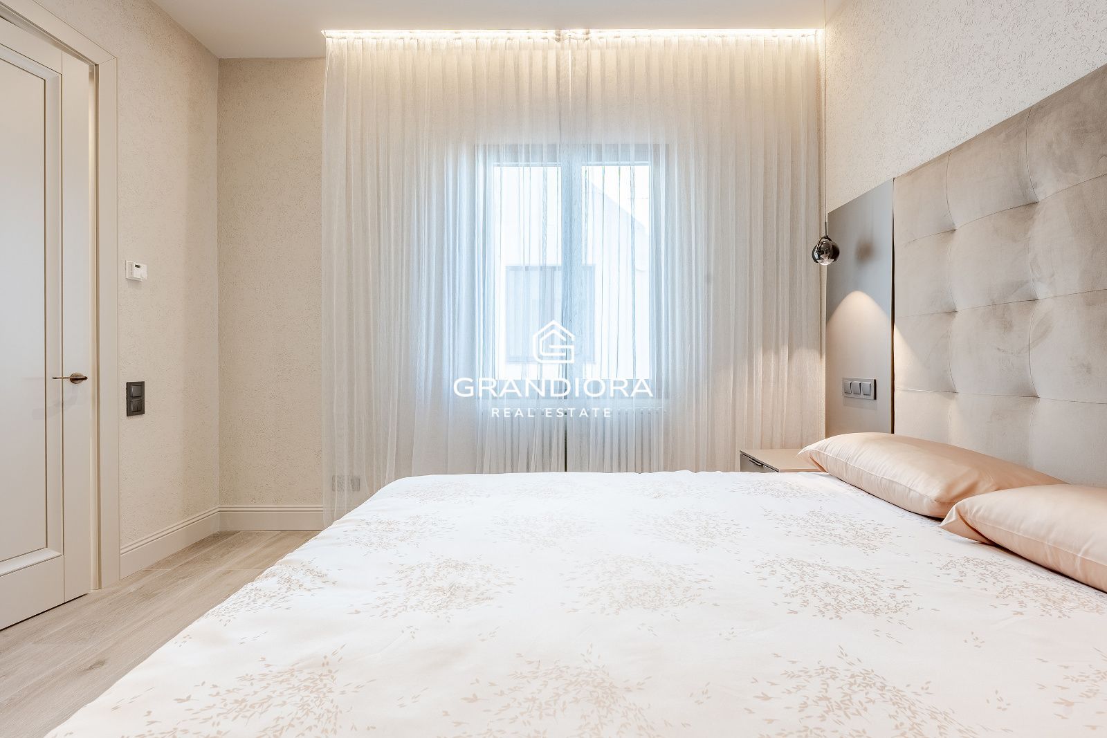 Exclusivo piso de lujo reformado a estrenar en la última planta de una emblemática finca regia junto a Passeig de Gràcia. - Imagen 33