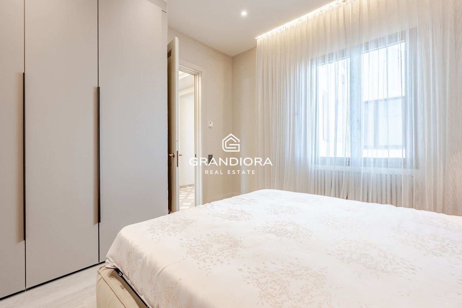 Exclusivo piso de lujo reformado a estrenar en la última planta de una emblemática finca regia junto a Passeig de Gràcia. - Imagen 34