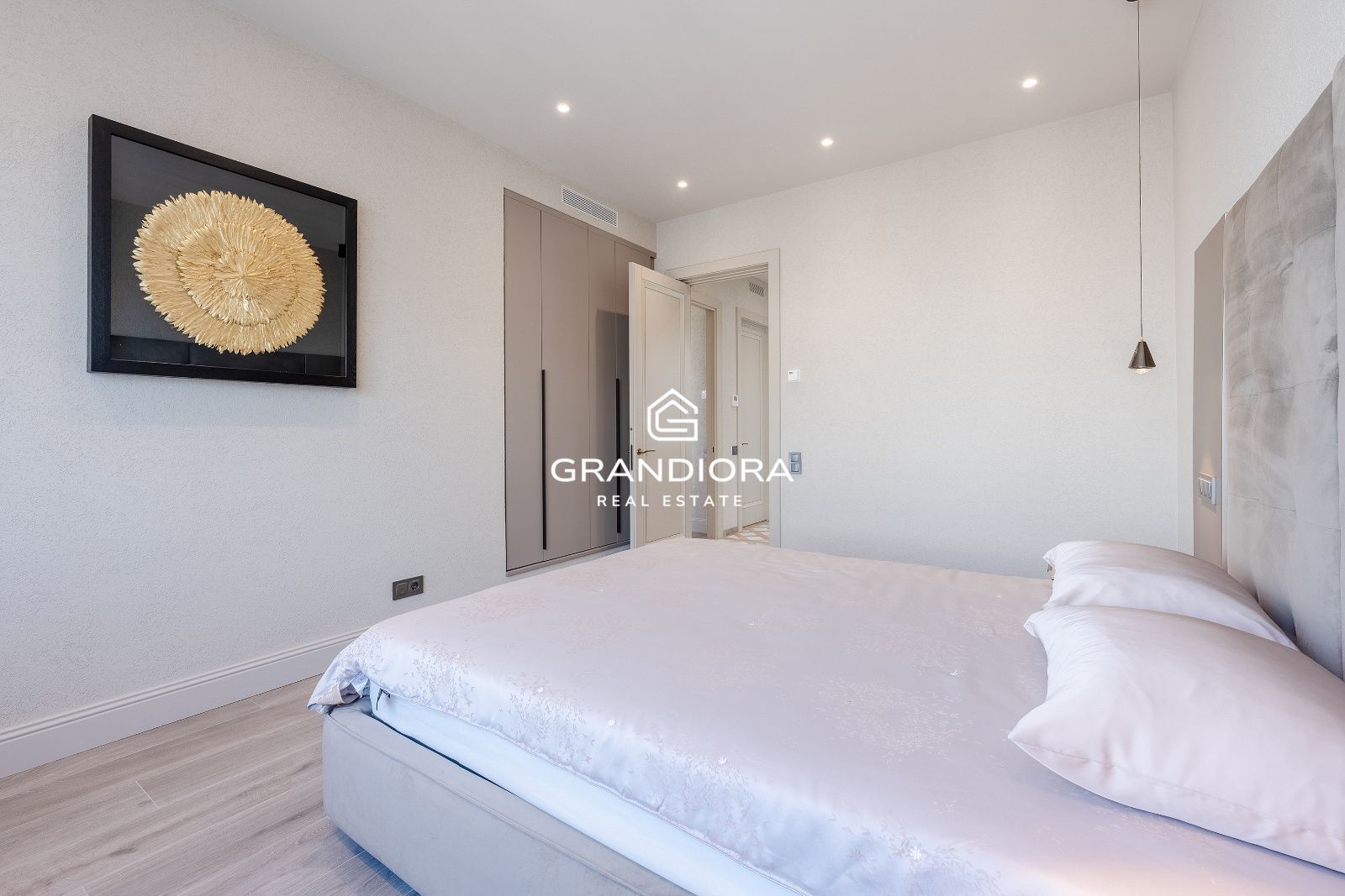 Exclusivo piso de lujo reformado a estrenar en la última planta de una emblemática finca regia junto a Passeig de Gràcia. - Imagen 36