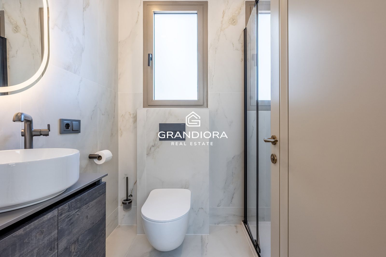 Exclusivo piso de lujo reformado a estrenar en la última planta de una emblemática finca regia junto a Passeig de Gràcia. - Imagen 37