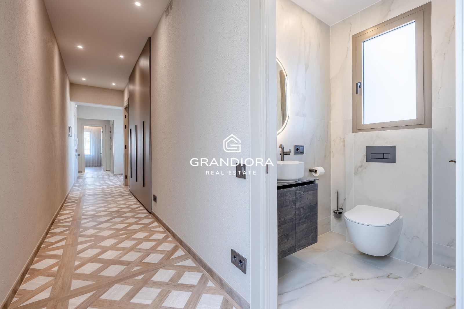 Exclusivo piso de lujo reformado a estrenar en la última planta de una emblemática finca regia junto a Passeig de Gràcia. - Imagen 38