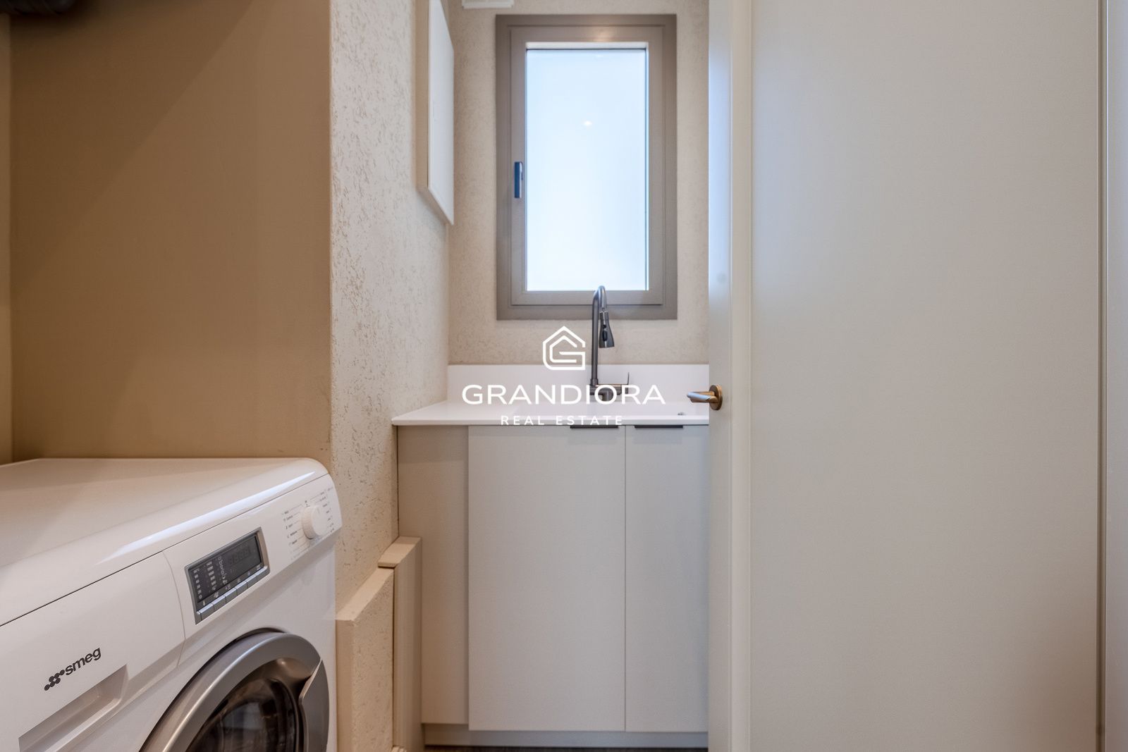 Exclusivo piso de lujo reformado a estrenar en la última planta de una emblemática finca regia junto a Passeig de Gràcia. - Imagen 39