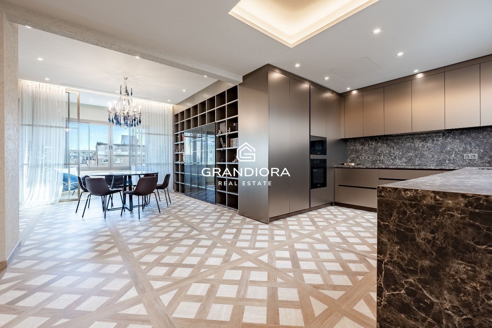 Exclusivo piso de lujo reformado a estrenar en la última planta de una emblemática finca regia junto a Passeig de Gràcia. - Imagen 40