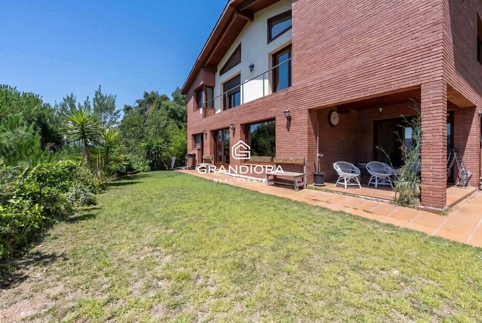 Exclusiva casa con jardín y amplias terrazas en Arenys de Munt - Imagen 2