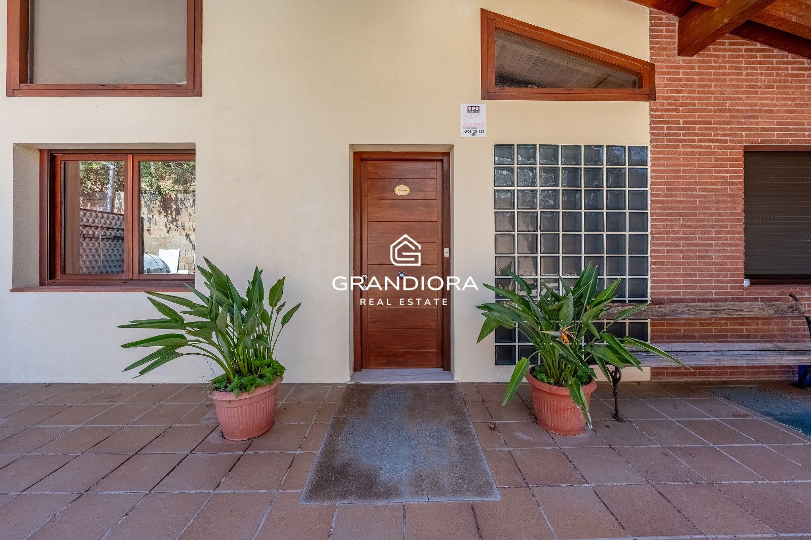 Exclusiva casa con jardín y amplias terrazas en Arenys de Munt - Imagen 3