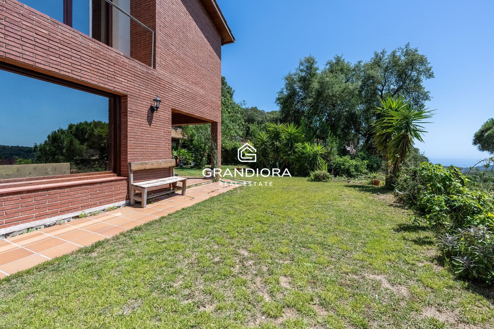 Exclusiva casa con jardín y amplias terrazas en Arenys de Munt - Imagen 1