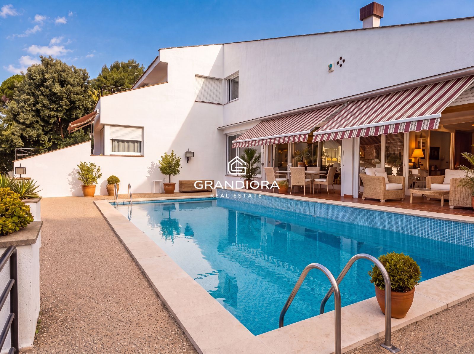 Casa con vistas panorámicas al mar y gran parcela en Mataró - Imagen 1