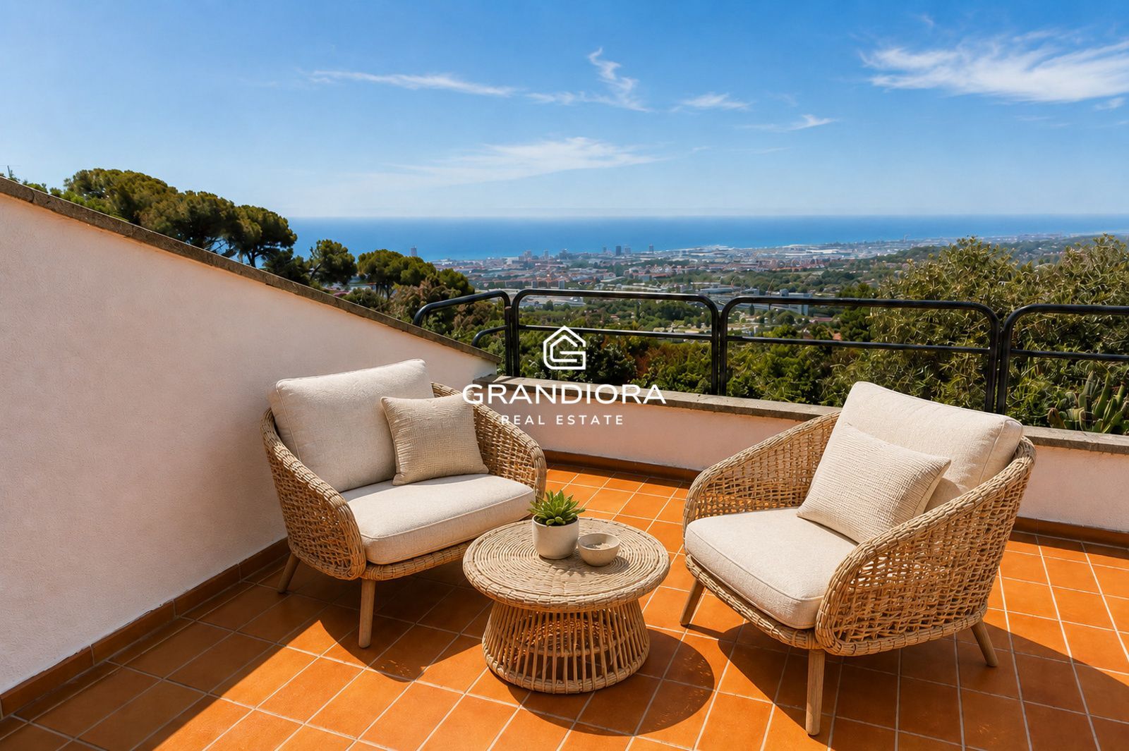Casa con vistas panorámicas al mar y gran parcela en Mataró - Imagen 2