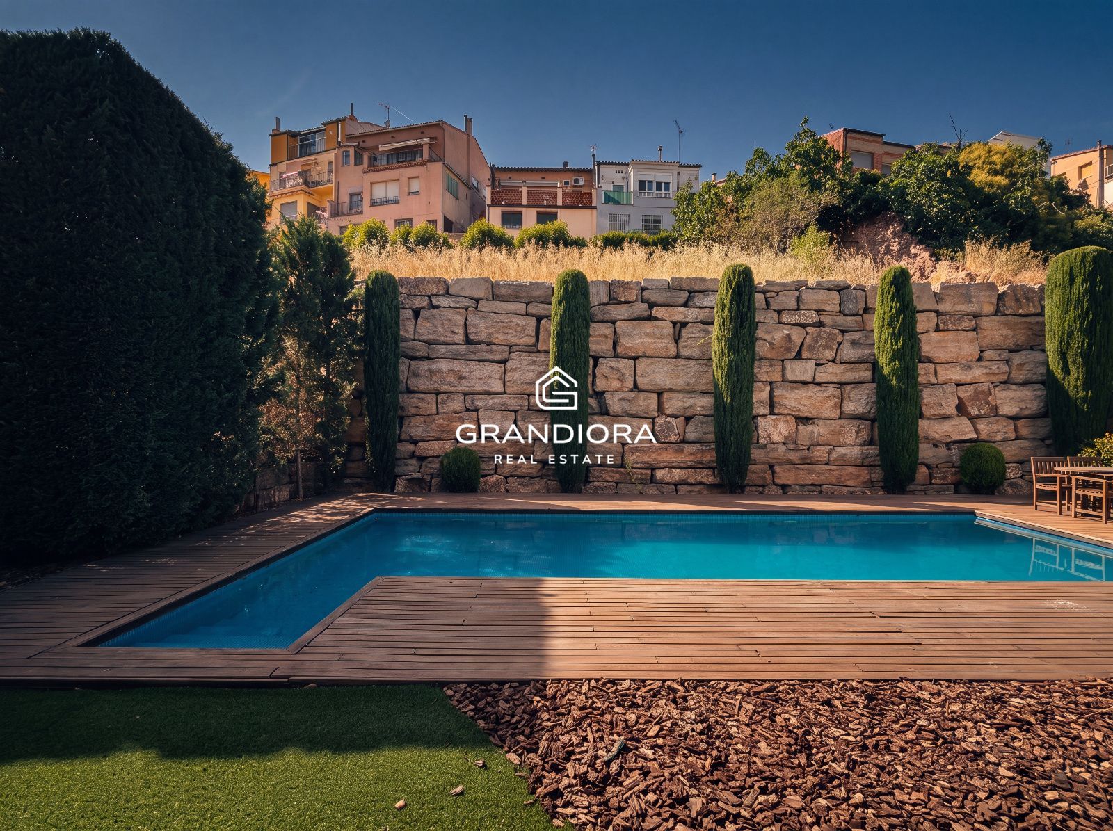 Un hogar de lujo entre la naturaleza y la montaña con piscina privada - Imagen 1