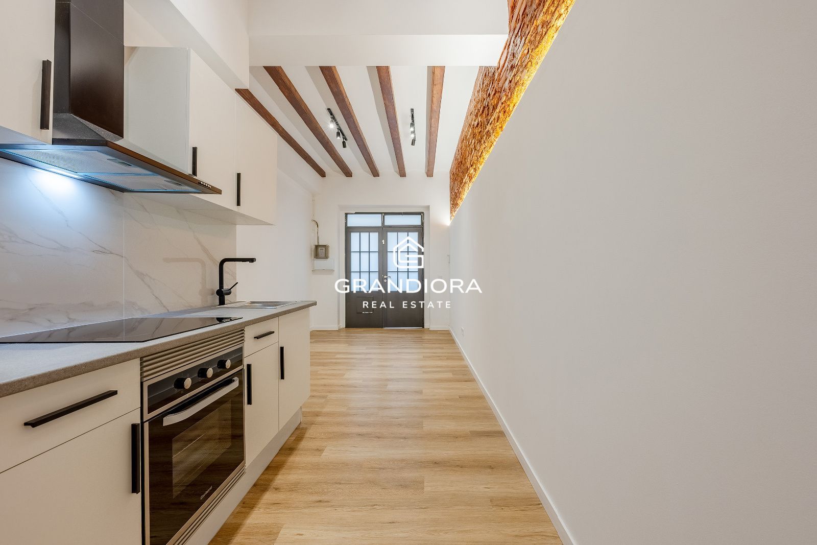 Bajo con terraza en calle muy tranquila - Imagen 2
