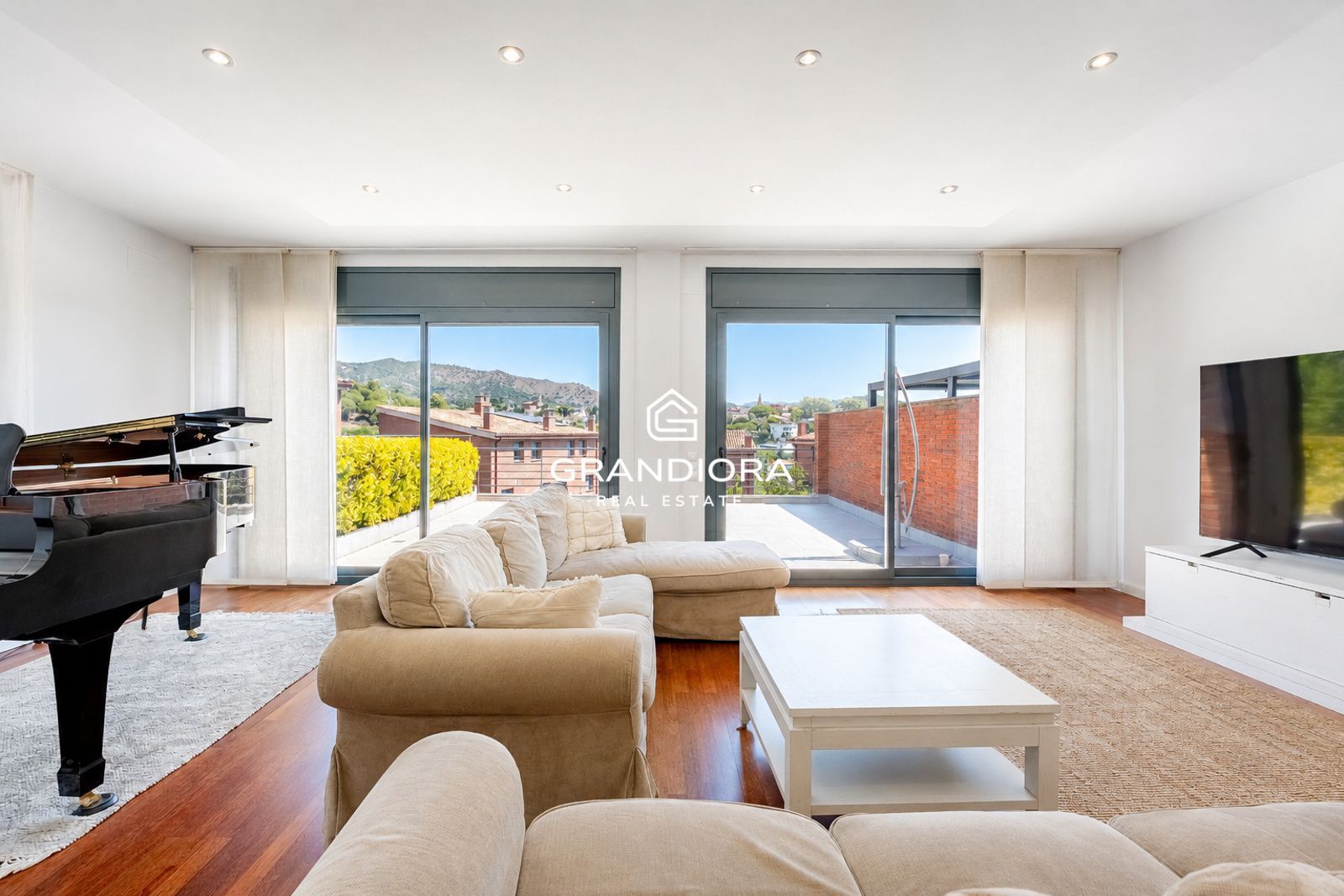 Casa en alquiler en Tiana con jardín, piscina y vistas al mar - Imagen 9