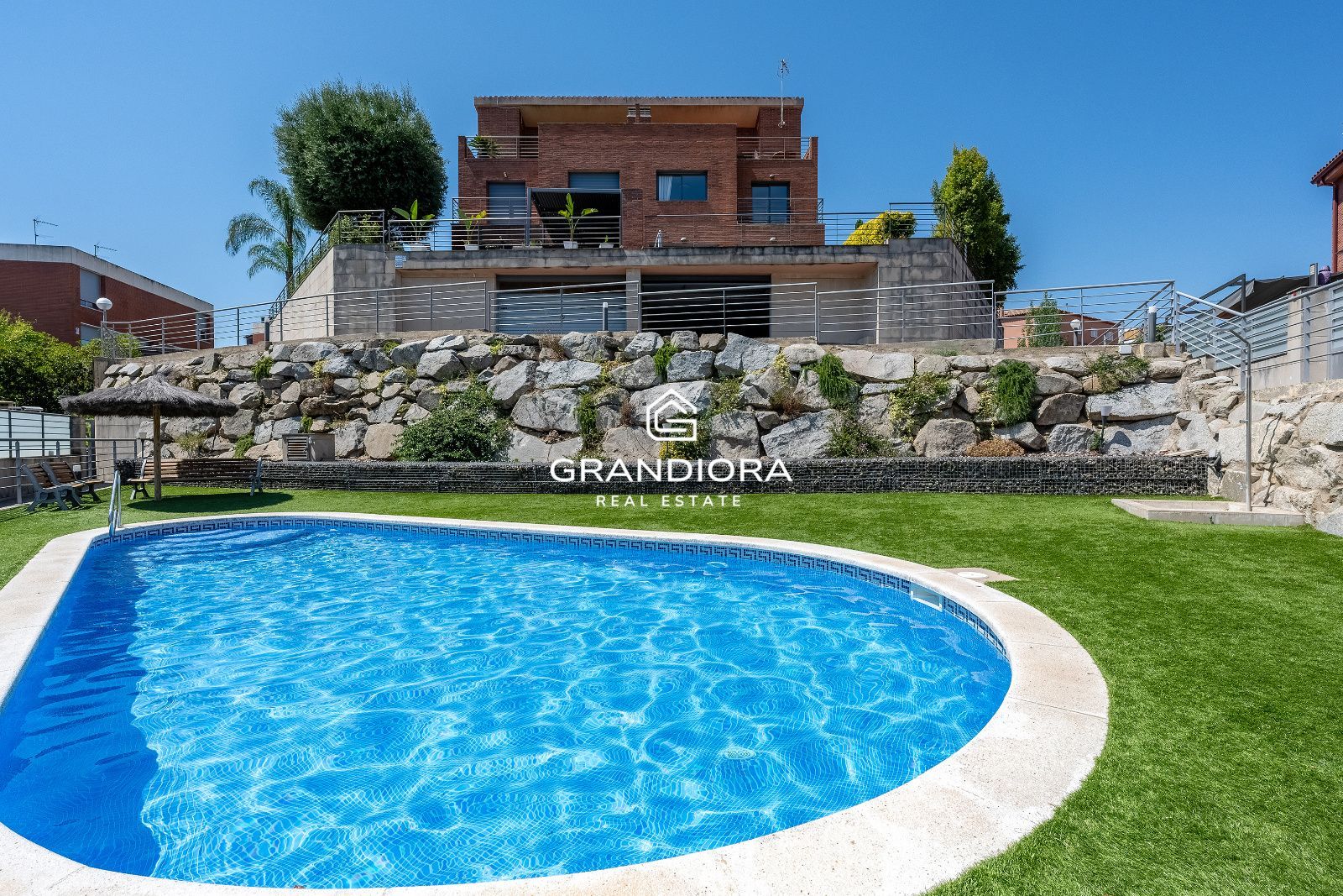 Casa en alquiler en Tiana con jardín, piscina y vistas al mar - Imagen 1