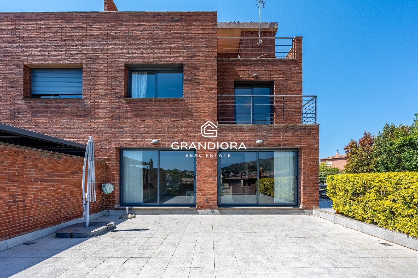 Casa en alquiler en Tiana con jardín, piscina y vistas al mar - Imagen 2