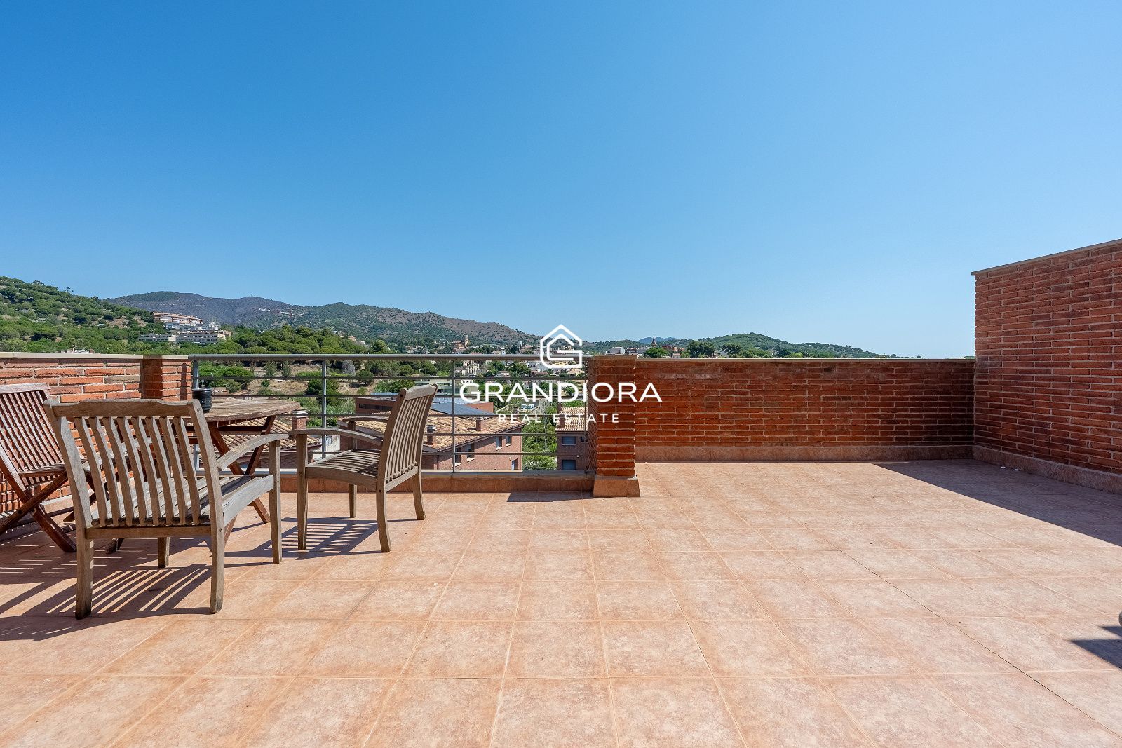 Casa en alquiler en Tiana con jardín, piscina y vistas al mar - Imagen 3