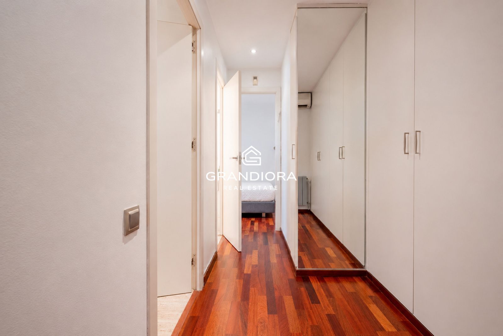 Exclusivo ático con terraza y vistas panorámicas a toda Barcelona - Imagen 16