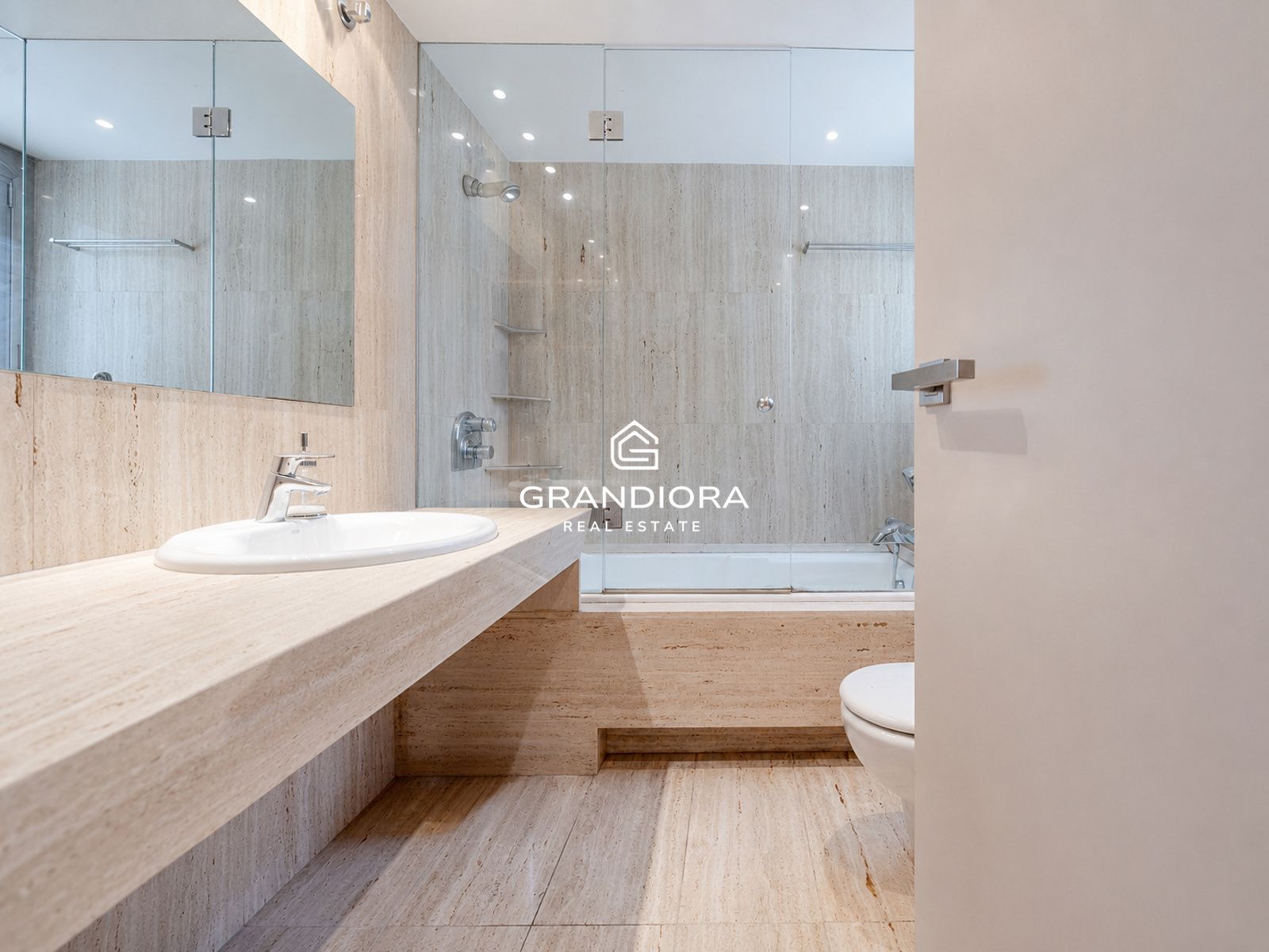 Exclusivo ático con terraza y vistas panorámicas a toda Barcelona - Imagen 17