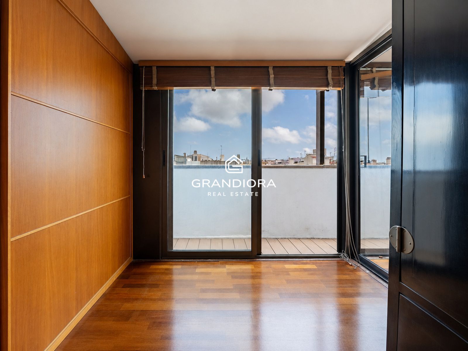 Exclusivo ático con terraza y vistas panorámicas a toda Barcelona - Imagen 15