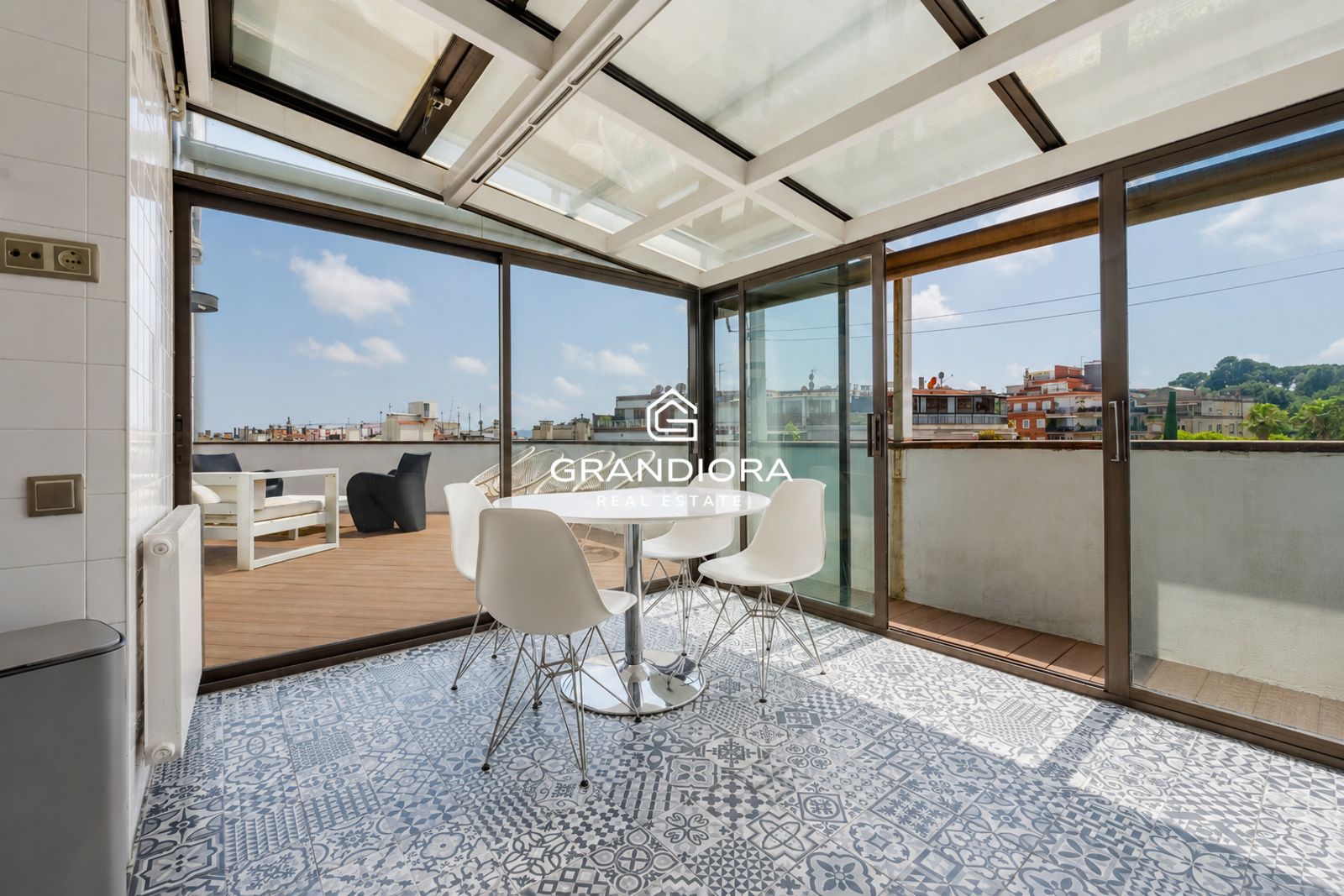 Exclusivo ático con terraza y vistas panorámicas a toda Barcelona - Imagen 2