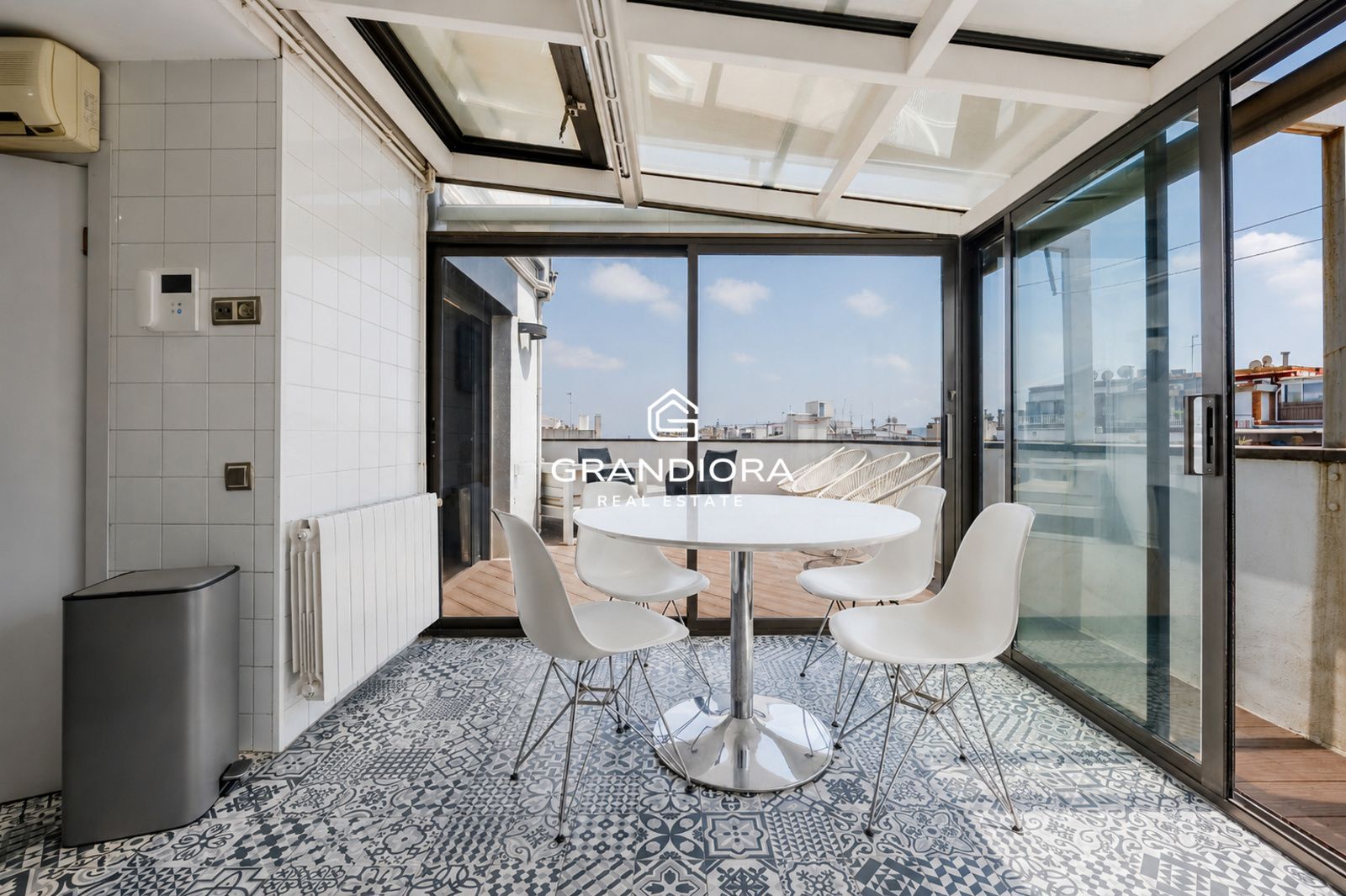 Exclusivo ático con terraza y vistas panorámicas a toda Barcelona - Imagen 12
