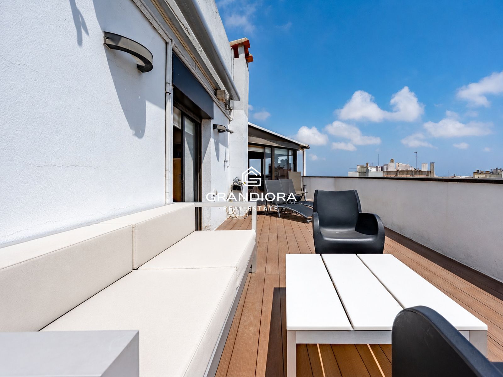 Exclusivo ático con terraza y vistas panorámicas a toda Barcelona - Imagen 14