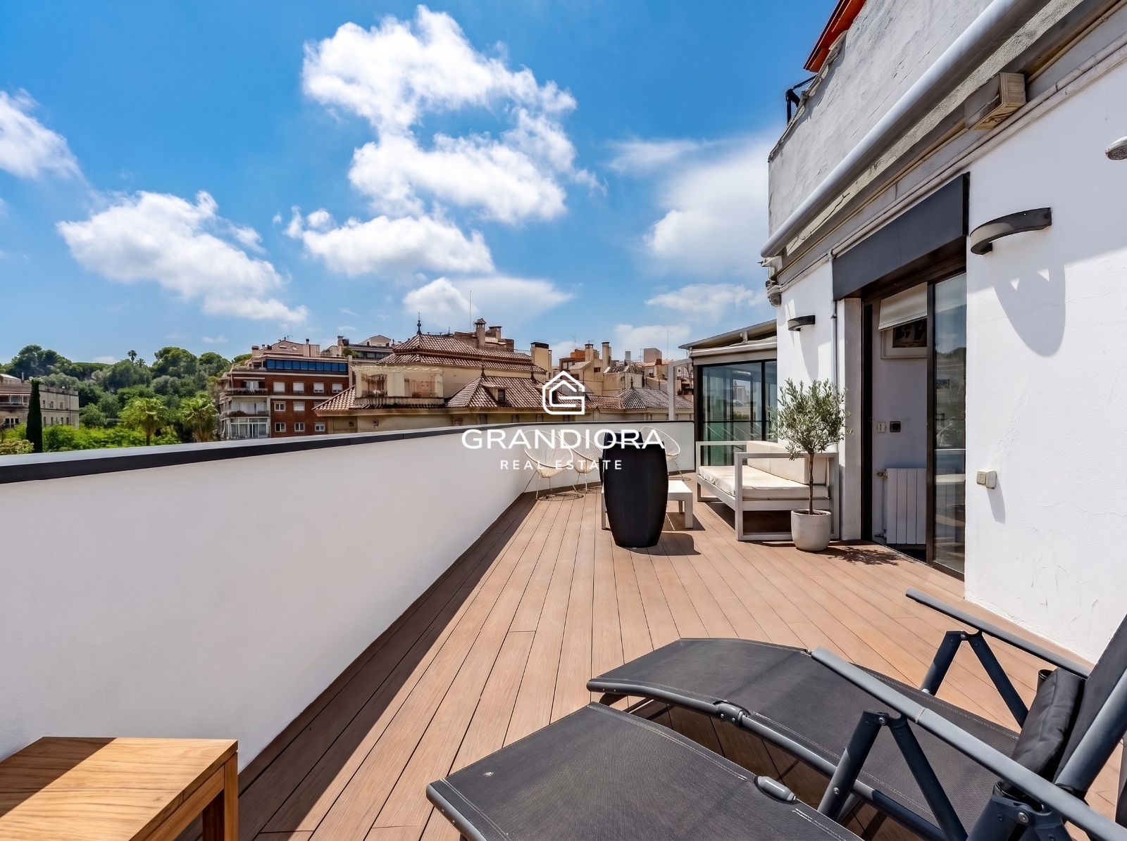Exclusivo ático con terraza y vistas panorámicas a toda Barcelona - Imagen 1