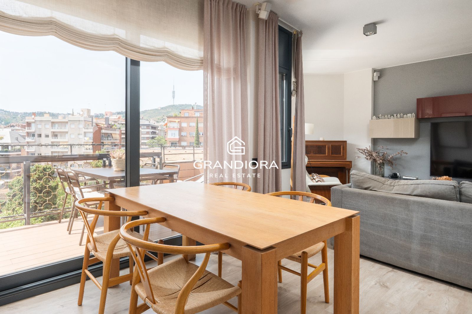 Exclusivo ático con tres terrazas y vistas panorámicas en la zona alta - Imagen 7