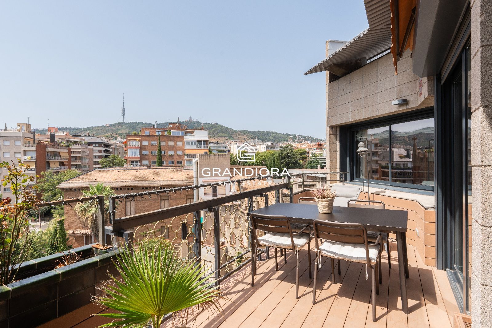 Exclusivo ático con tres terrazas y vistas panorámicas en la zona alta - Imagen 2