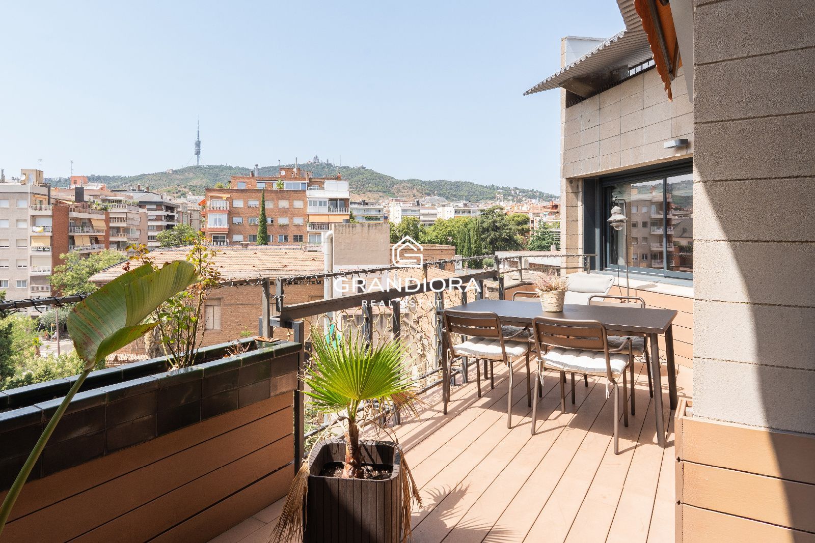 Exclusivo ático con tres terrazas y vistas panorámicas en la zona alta - Imagen 1