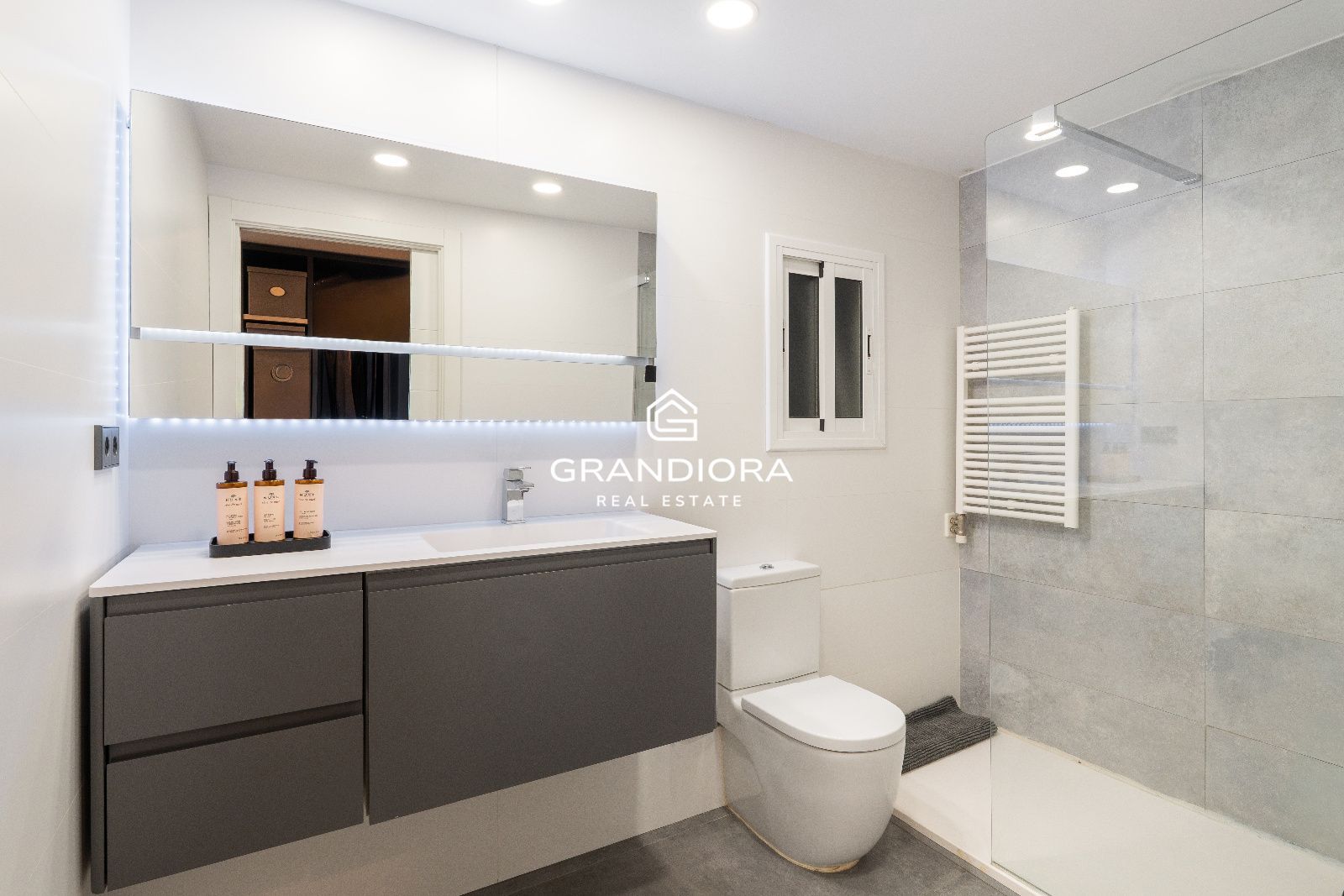 Exclusivo ático con tres terrazas y vistas panorámicas en la zona alta - Imagen 27