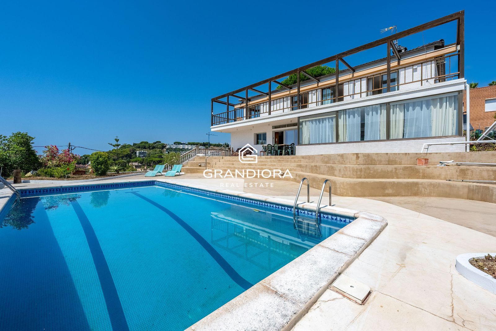 Exclusiva villa con piscina y vistas panorámicas al mar - Imagen 3