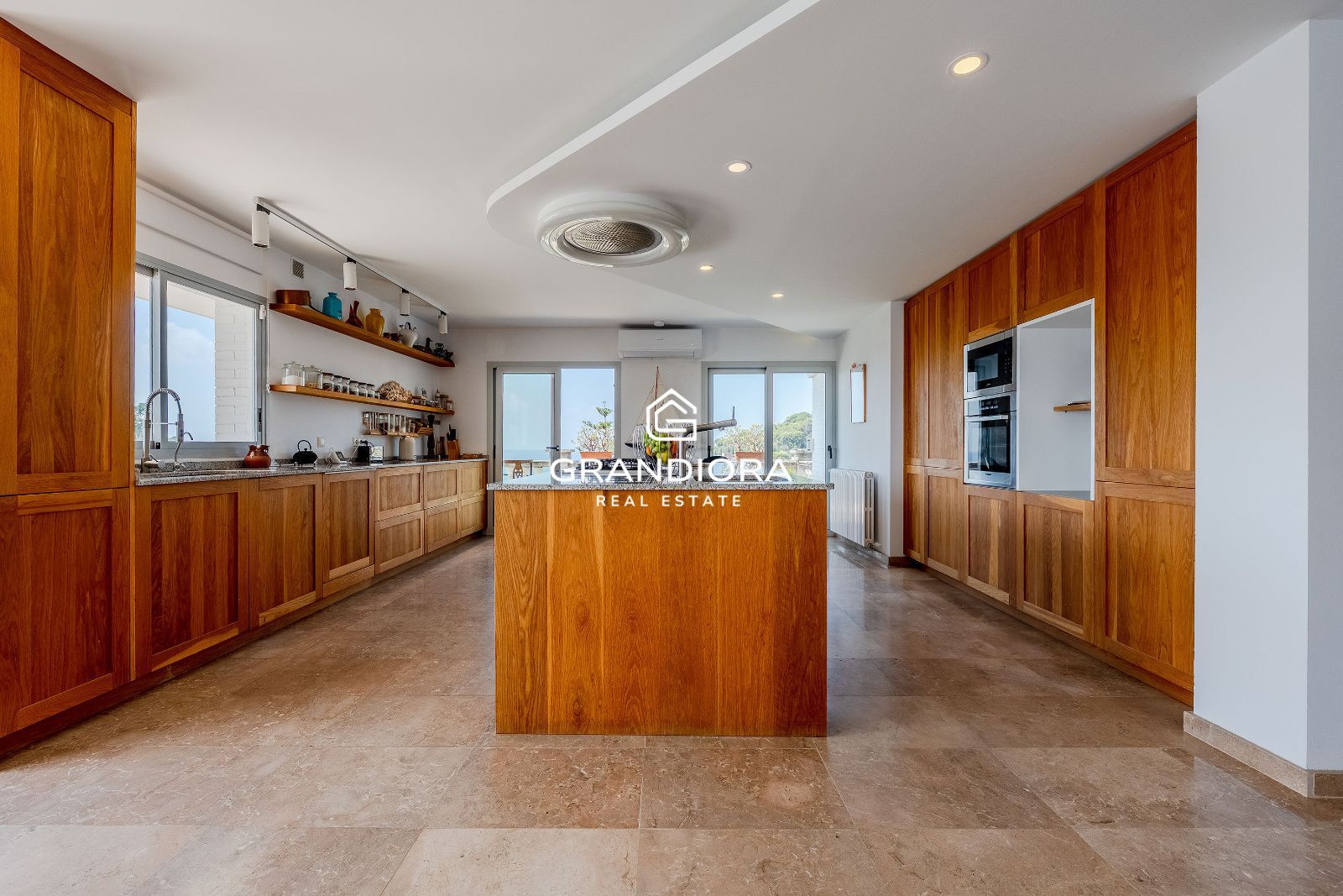 Exclusiva villa con piscina y vistas panorámicas al mar - Imagen 13