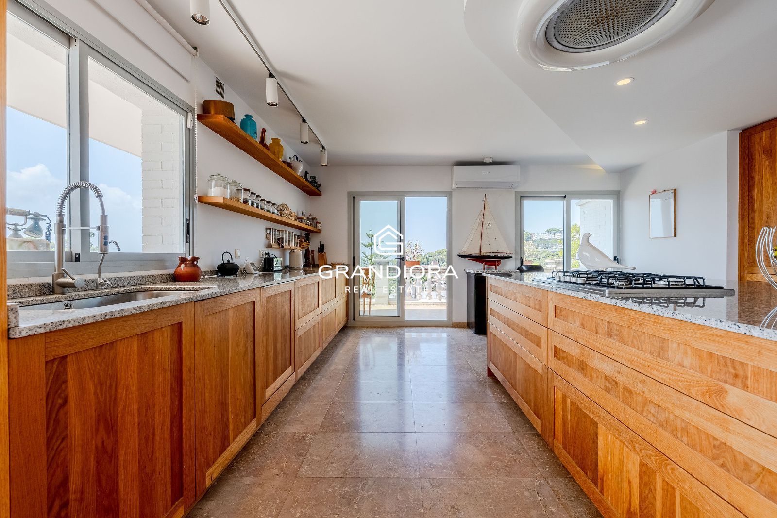 Exclusiva villa con piscina y vistas panorámicas al mar - Imagen 14