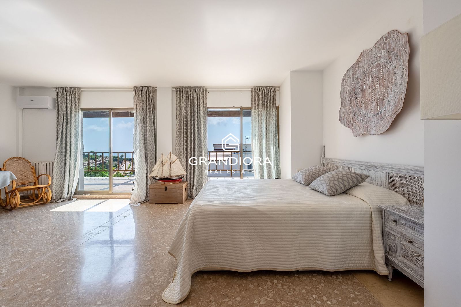 Exclusiva villa con piscina y vistas panorámicas al mar - Imagen 30