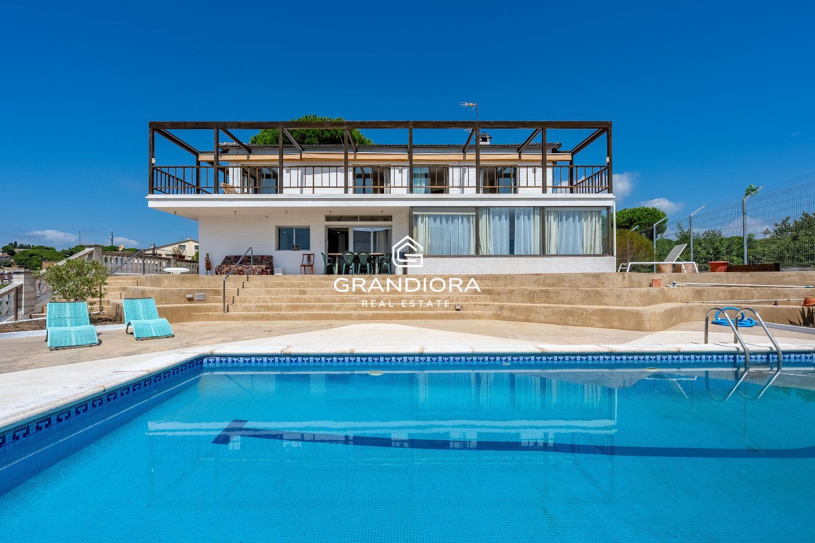 Exclusiva villa con piscina y vistas panorámicas al mar - Imagen 1