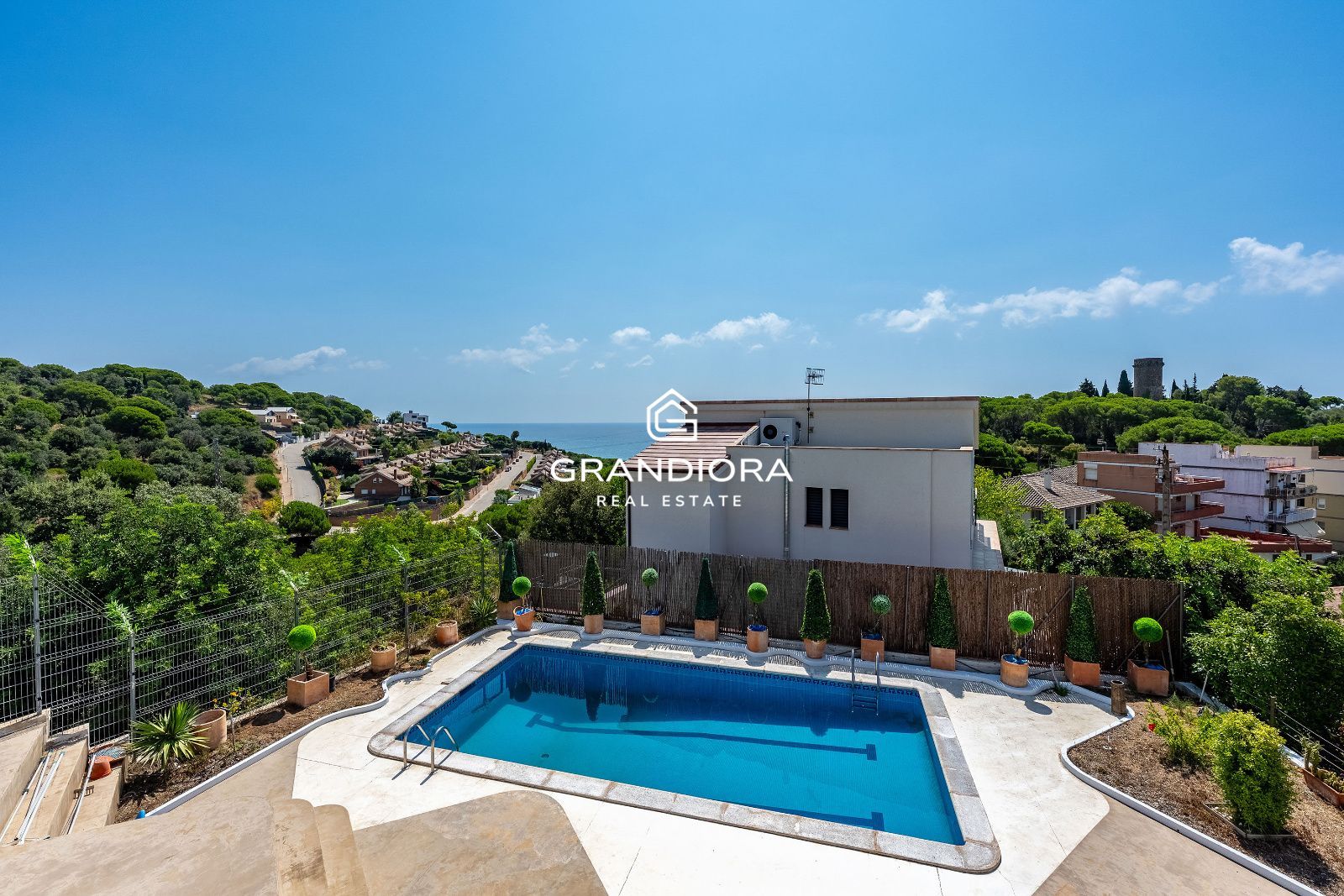 Exclusiva villa con piscina y vistas panorámicas al mar - Imagen 4