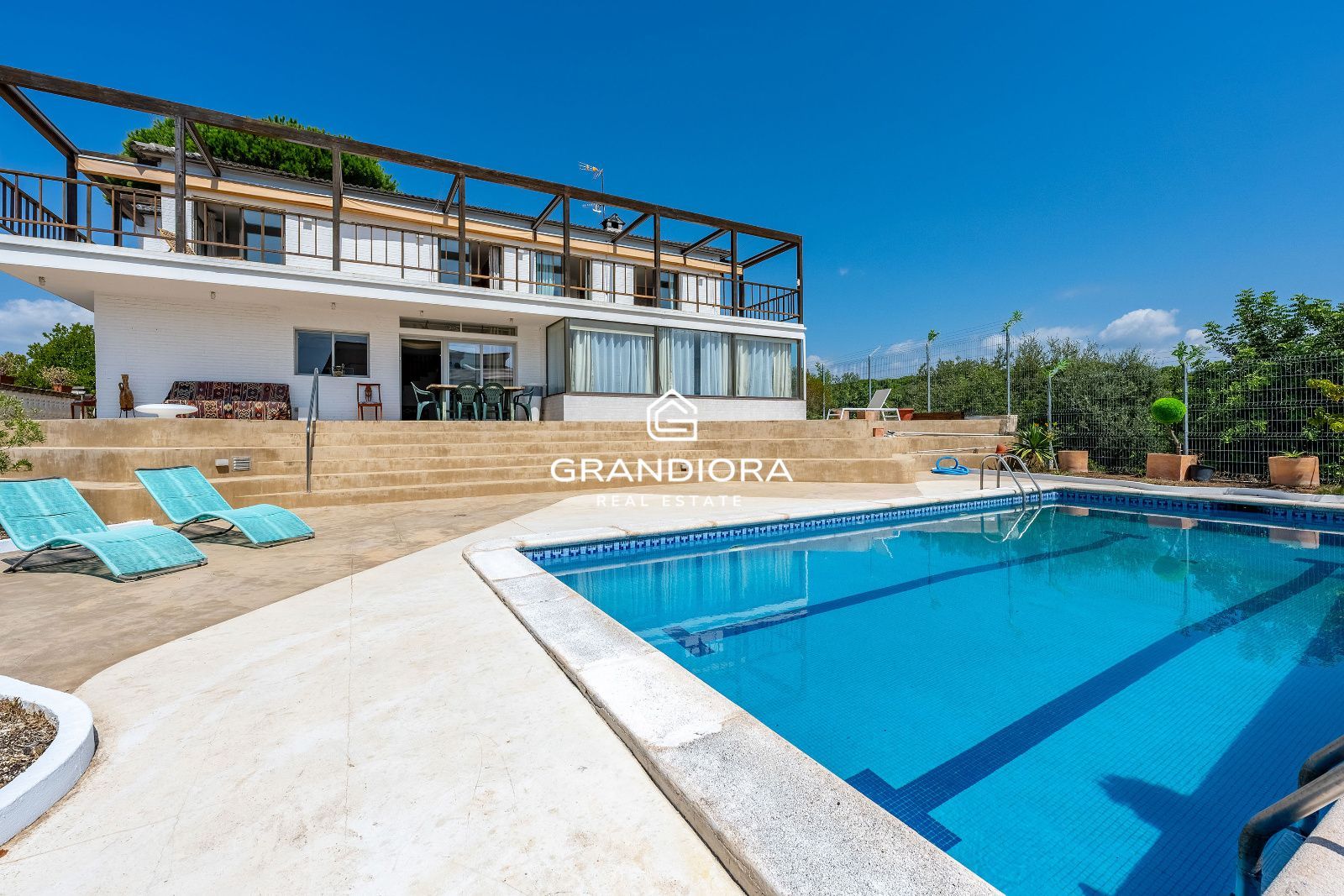 Exclusiva villa con piscina y vistas panorámicas al mar - Imagen 2
