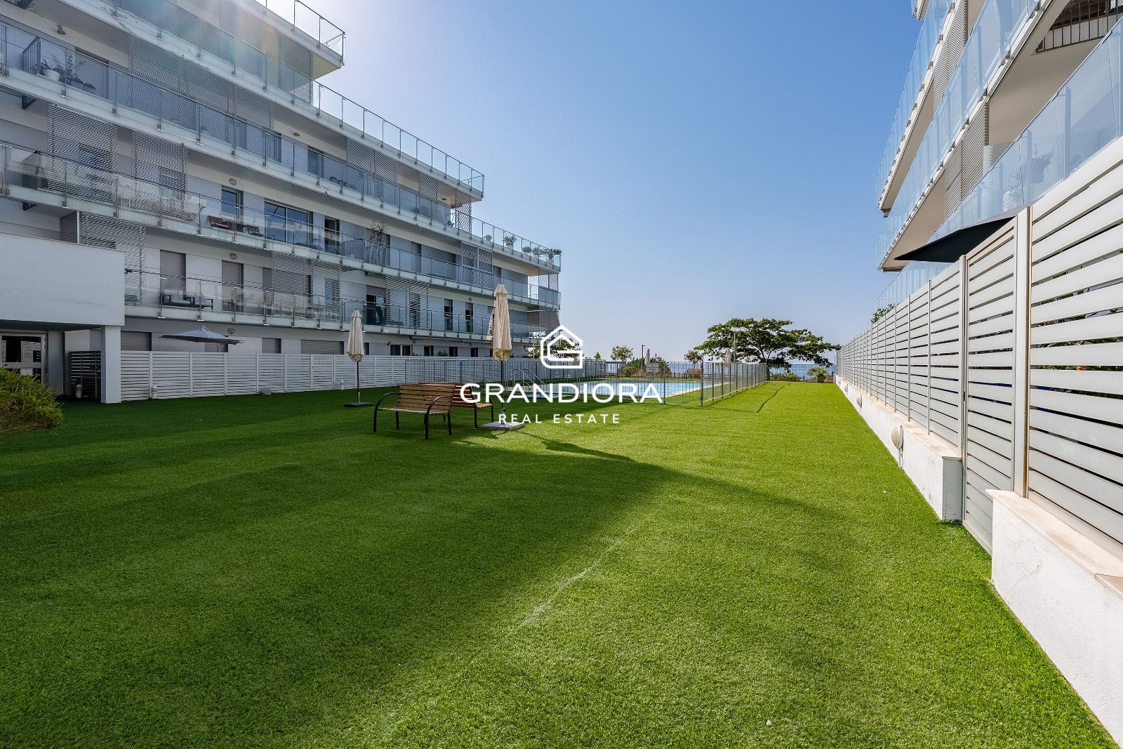 Exclusiva planta baja en frente de la playa con gran terraza privada y piscina comunitaria - Imagen 46