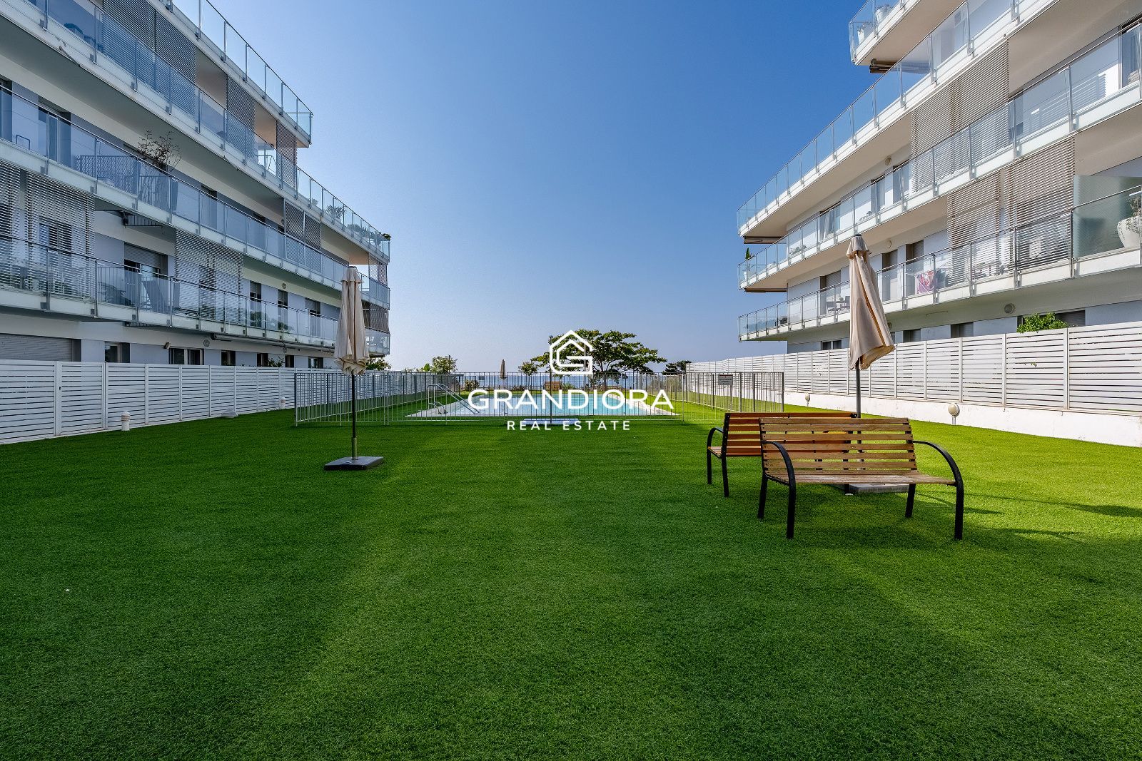 Exclusiva planta baja en frente de la playa con gran terraza privada y piscina comunitaria - Imagen 5