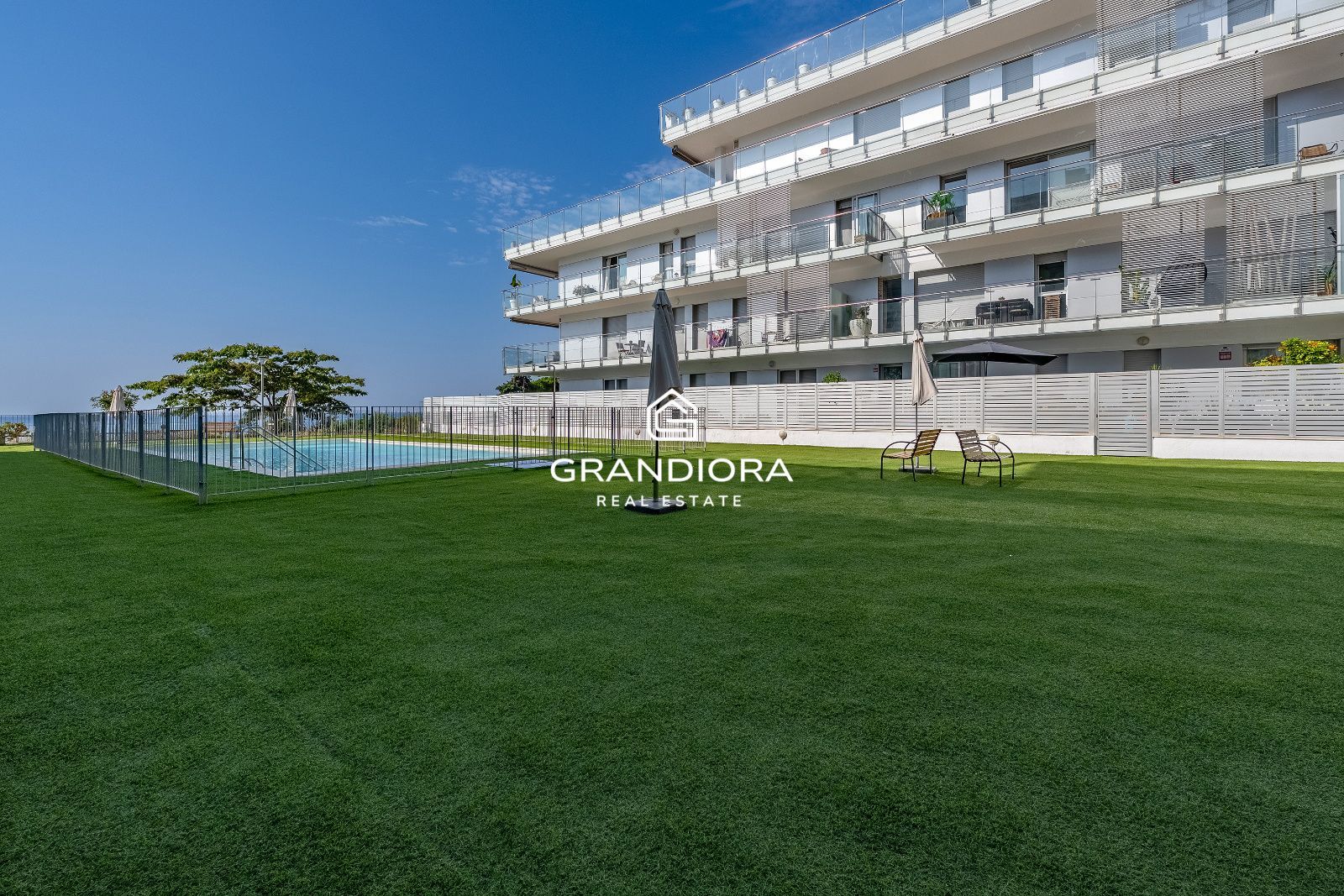Exclusiva planta baja en frente de la playa con gran terraza privada y piscina comunitaria - Imagen 6