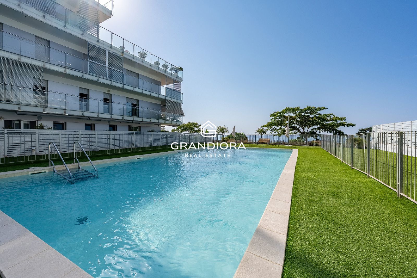 Exclusiva planta baja en frente de la playa con gran terraza privada y piscina comunitaria - Imagen 4