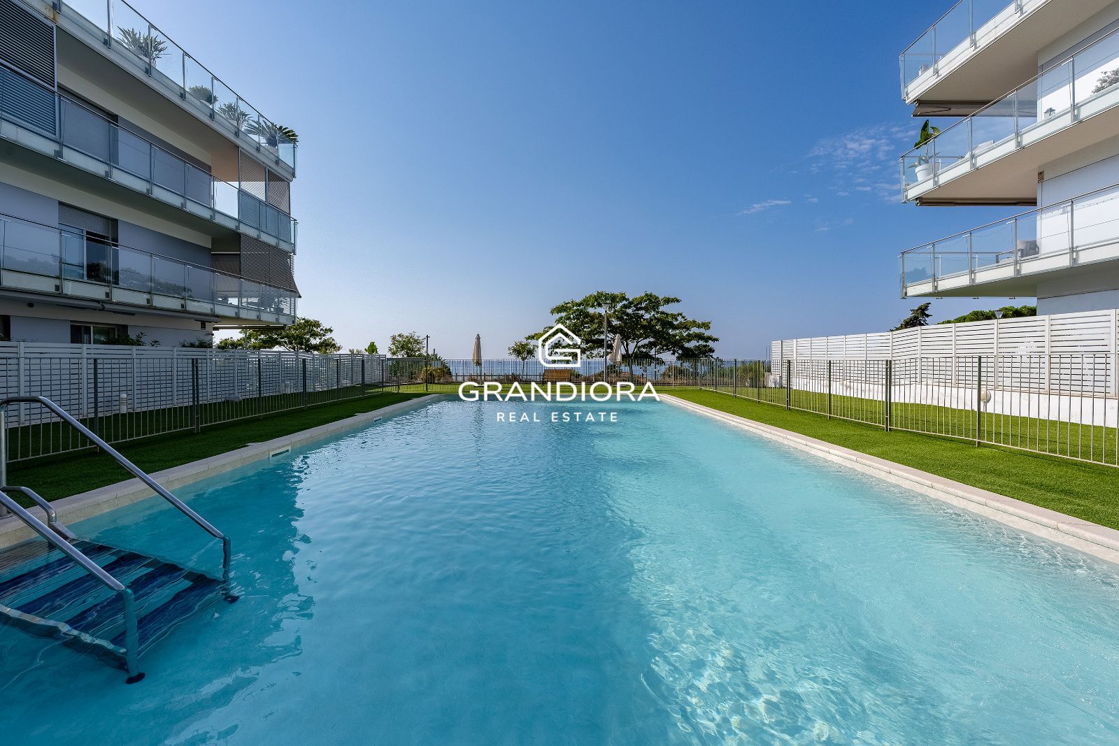 Exclusiva planta baja en frente de la playa con gran terraza privada y piscina comunitaria - Imagen 2