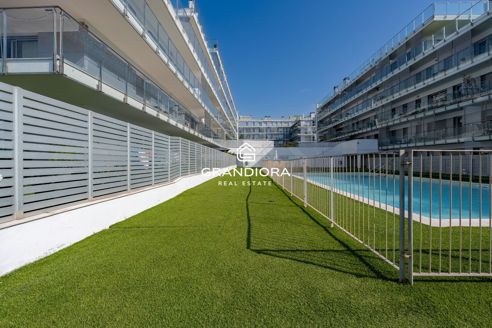 Exclusiva planta baja en frente de la playa con gran terraza privada y piscina comunitaria - Imagen 45