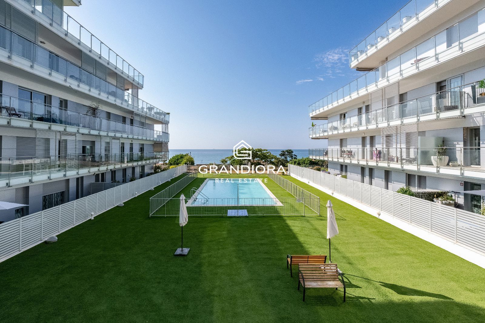 Exclusiva planta baja en frente de la playa con gran terraza privada y piscina comunitaria - Imagen 3