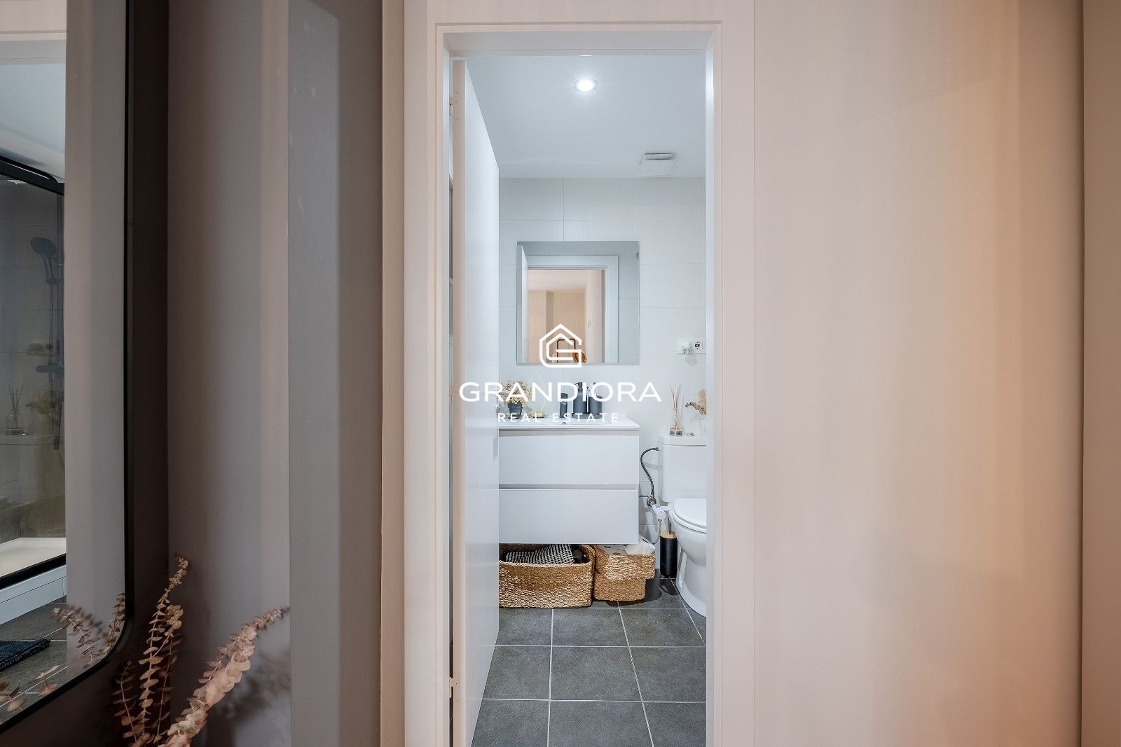 Exclusiva planta baja en frente de la playa con gran terraza privada y piscina comunitaria - Imagen 30