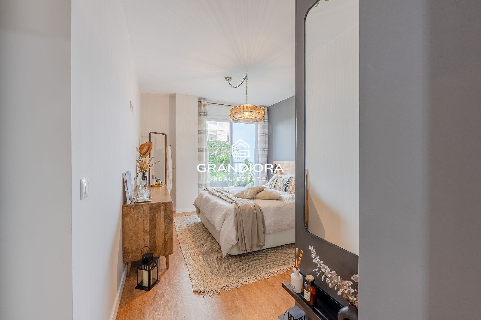 Exclusiva planta baja en frente de la playa con gran terraza privada y piscina comunitaria - Imagen 34